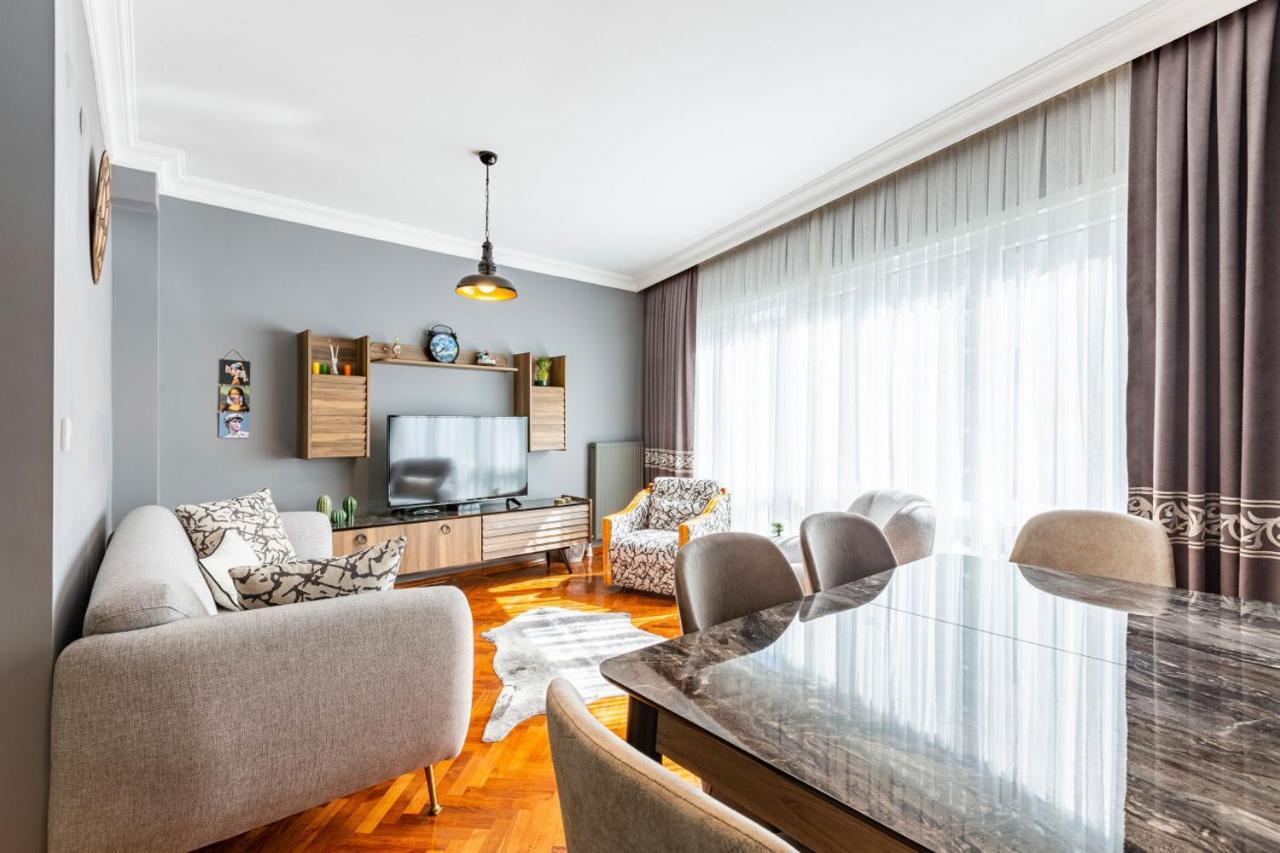 Stylish In Moda Near Popular Attractions With Balcony Apartament Istanbul